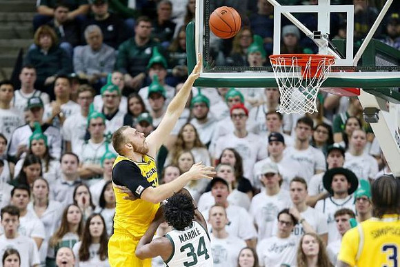Austin Davis (51) and Zavier Simpson (3)