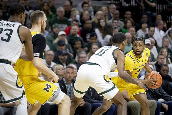 Austin Davis (51) and Zavier Simpson (3)
