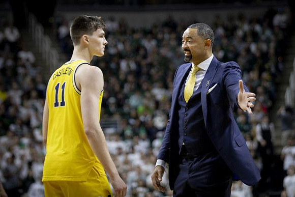 Colin Castleton (11) and Juwan Howard