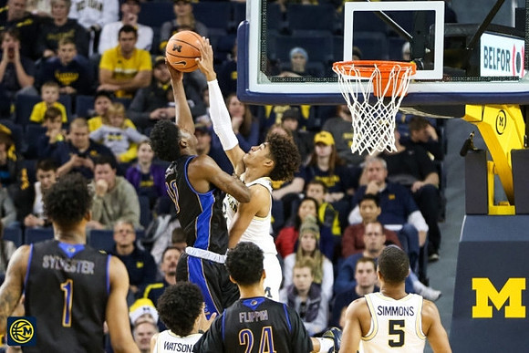 Jordan Poole (2), Ibi Watson (23), and Jaaron Simmons (5)