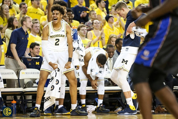 Jordan Poole (2) and Michigan Team