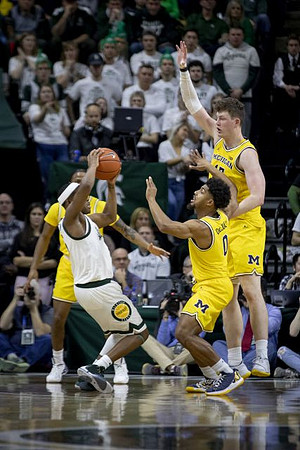 Zavier Simpson (3), David DeJulius (0), and Jon Teske (15)