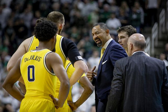 David DeJulius (0), Austin Davis (51), Juwan Howard, Franz Wagner (21), and Phil Martelli