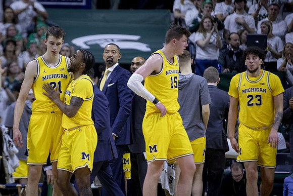 Franz Wagner (21), Zavier Simpson (3), Juwan Howard, Saddi Washington, Jon Teske (15), and Brandon Johns Jr. (23)
