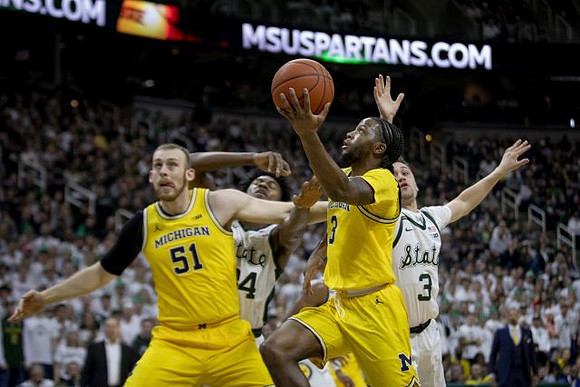 Austin Davis (51) and Zavier Simpson (3)