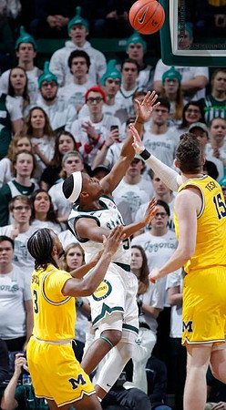Zavier Simpson (3) and Jon Teske (15)