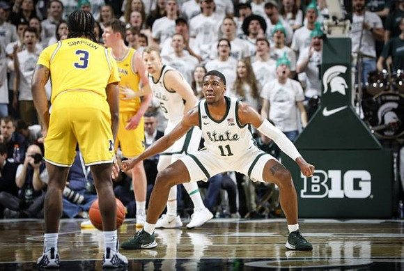 Zavier Simpson (3) and Jon Teske (15)