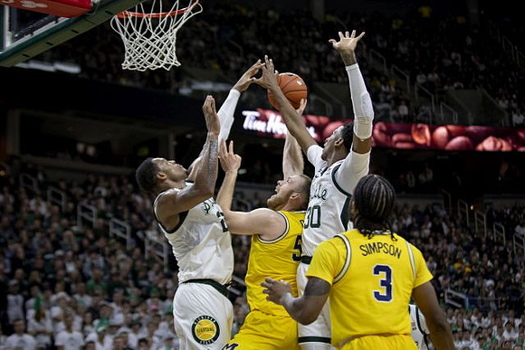 Austin Davis (51) and Zavier Simpson (3)