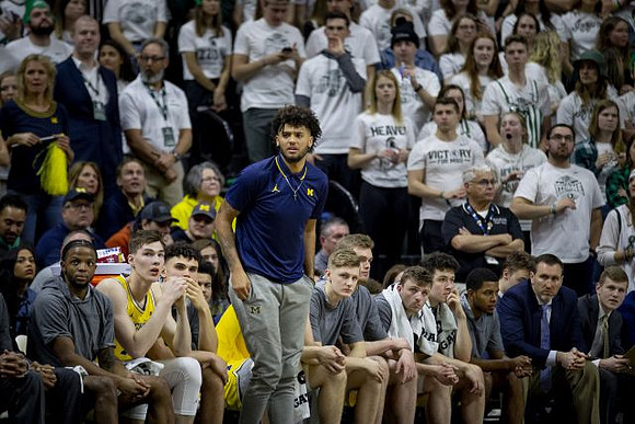 Isaiah Livers (2) and Michigan Team