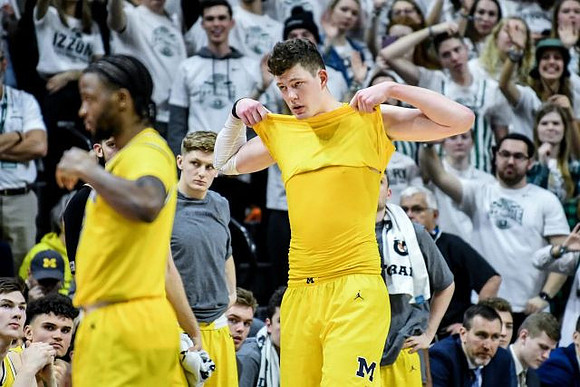 Zavier Simpson (3) and Jon Teske (15)