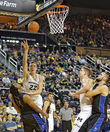 Duncan Robinson (22) and Moritz Wagner (13)