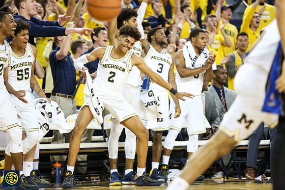 Jordan Poole (2) and Michigan Team