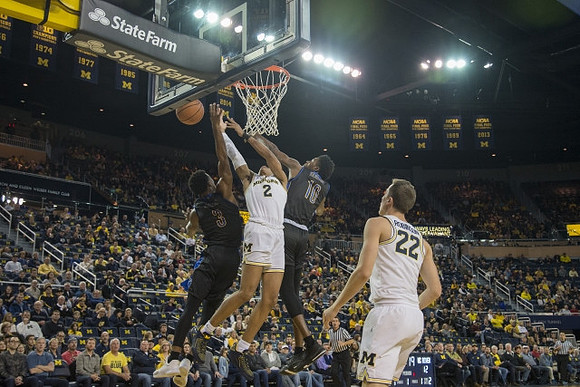 Jordan Poole (2) and Duncan Robinson (22)
