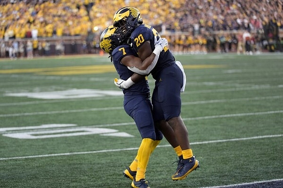 Donovan Edwards (7) and Kalel Mullings (20)