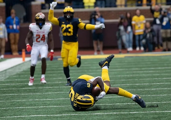 Michael Barrett (23) and R.J. Moten (6)