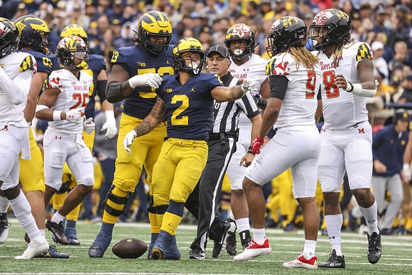 Trente Jones (53) and Blake Corum (2)
