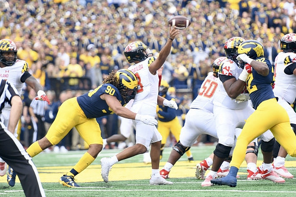 Mike Morris (90) and Jaylen Harrell (32)