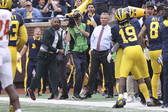 Charles Woodson, Urban Meyer, Rod Moore (19), and Ronnie Bell (8)