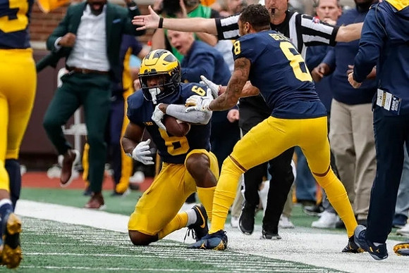 R.J. Moten (6) and Ronnie Bell (8)