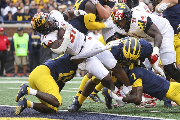 Rod Moore (19) and Makari Paige (7)