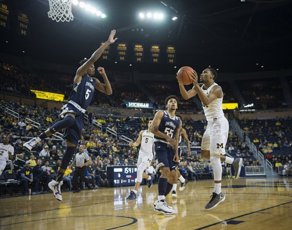 Zak Irvin (21) and D.J. Wilson (5)