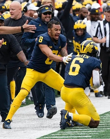 Ronnie Bell (8) and R.J. Moten (6)