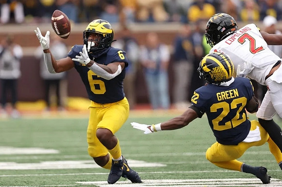 R.J. Moten (6) and Gemon Green (22)