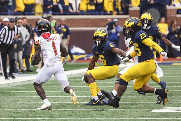 R.J. Moten (6), Junior Colson (25), and Gemon Green (22)