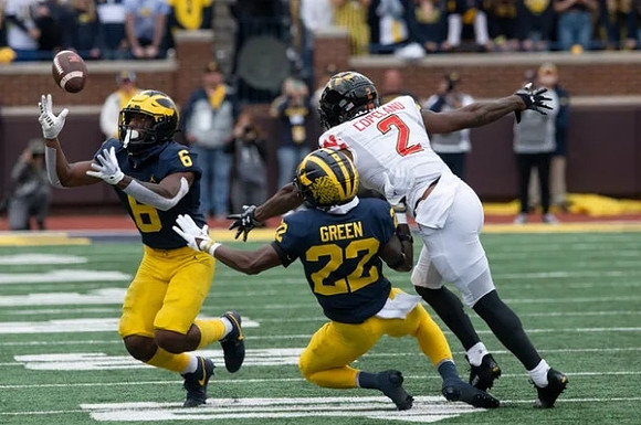 R.J. Moten (6) and Gemon Green (22)