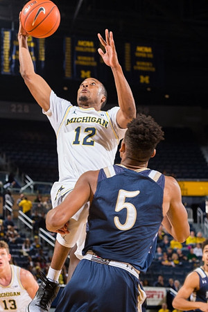 Muhammad-Ali Abdur-Rahkman (12) and Moritz Wagner (13)