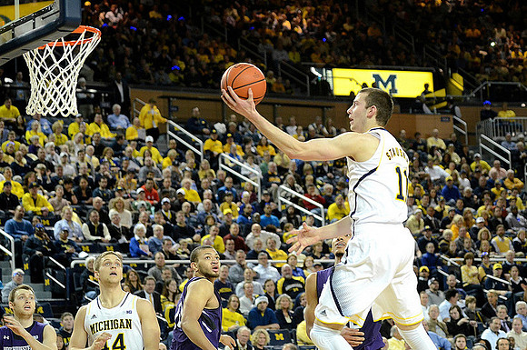 Max Bielfeldt (44) and Nik Stauskas (11)
