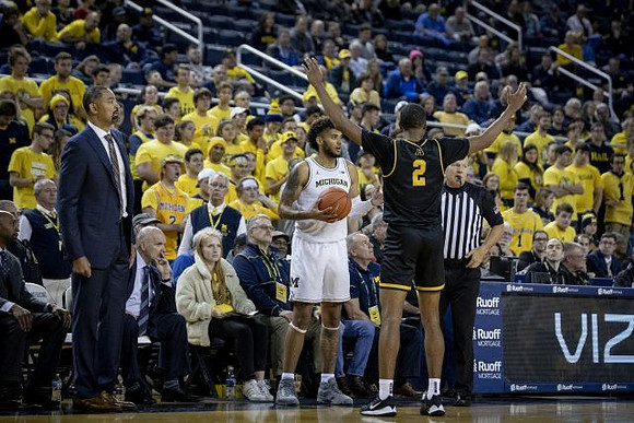 Juwan Howard, Phil Martelli, and Isaiah Livers (2)