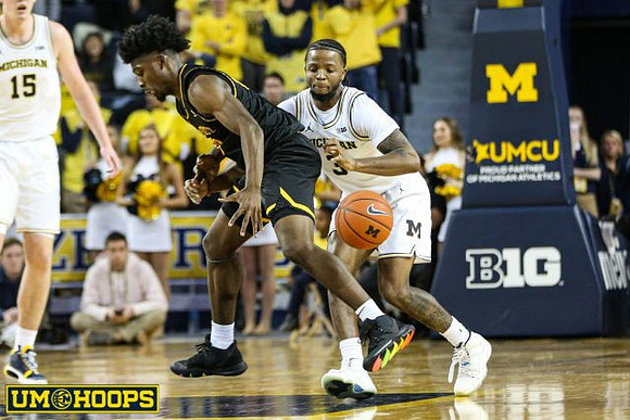 Jon Teske (15) and Zavier Simpson (3)