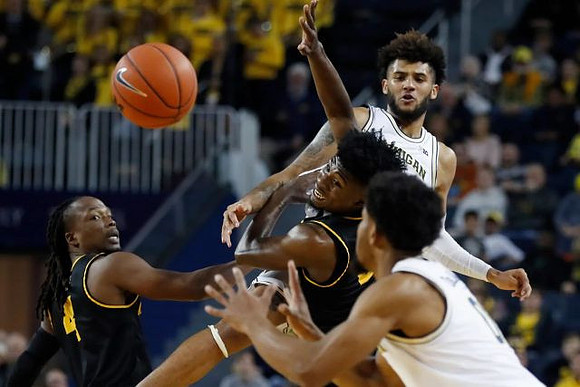 Isaiah Livers (2) and David DeJulius (0)