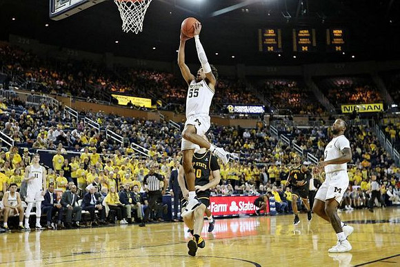 Colin Castleton (11), Eli Brooks (55), and Zavier Simpson (3)