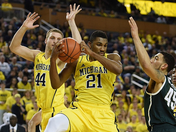 Max Bielfeldt (44) and Zak Irvin (21)