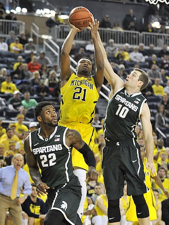 Zak Irvin (21) and John Beilein