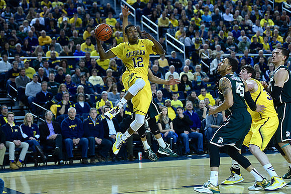 Muhammad-Ali Abdur-Rahkman (12) and Ricky Doyle (32)