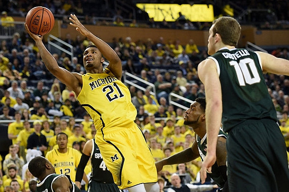 Muhammad-Ali Abdur-Rahkman (12) and Zak Irvin (21)