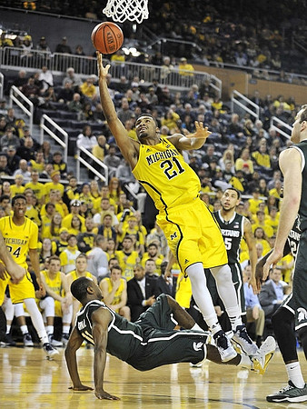 Aubrey Dawkins (24) and Zak Irvin (21)