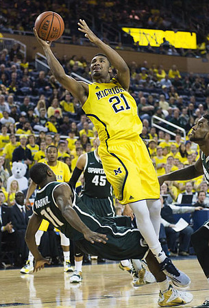 Zak Irvin (21) and Muhammad-Ali Abdur-Rahkman (12)