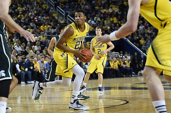 Zak Irvin (21) and Spike Albrecht (2)