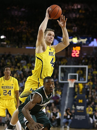 Aubrey Dawkins (24) and Max Bielfeldt (44)