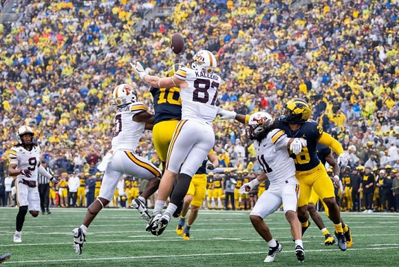 Zeke Berry (10) and Quinten Johnson (28)