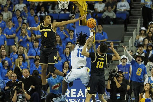 Nimari Burnett (4) and Justin Pippen (10)