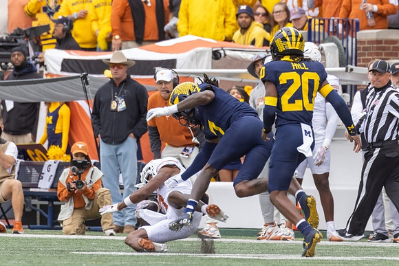 Makari Paige (7) and Jyaire Hill (20)