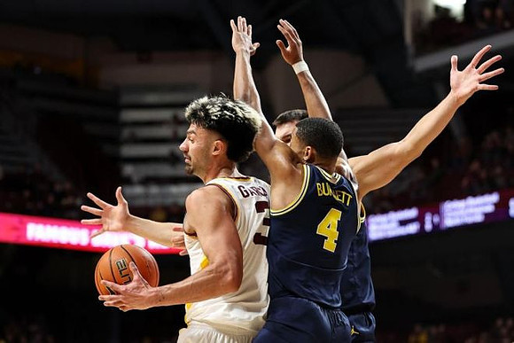 Nimari Burnett (4) and Vladislav Goldin (50)