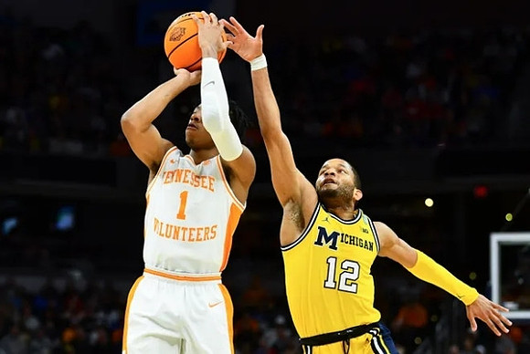 DeVante' Jones (12)