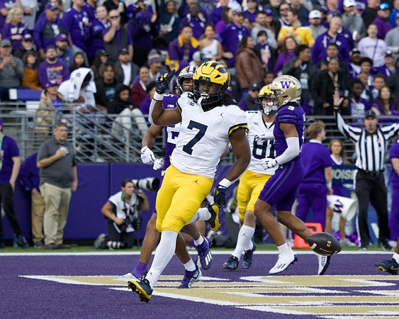 Donovan Edwards (7) and Peyton O'Leary (81)