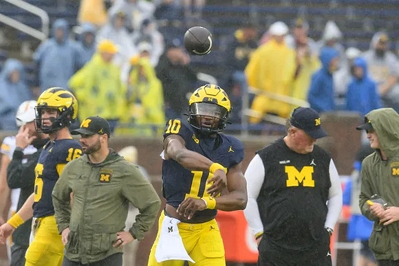 Davis Warren (16), Alex Orji (10), and Wink Martindale